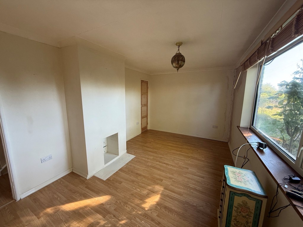 Lot: 164 - TWO-BEDROOM SEMI-DETACHED HOUSE FOR IMPROVEMENT AND REPAIR - Alternative view of the living room with fireplace